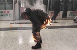 Tàu điện ngầm Hong Kong trúng bom xăng, hung thủ bị lửa đốt cháy