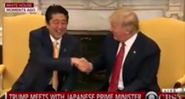 Hài hước Tổng thống Trump nắm chặt tay Thủ tướng Abe không buông