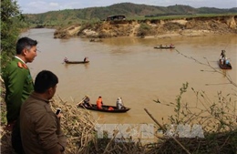Tìm thấy thi thể 2 nạn nhân bị lật ghe trên sông Trường Giang