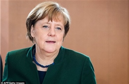 Bà Merkel trả tiền mặt để người tị nạn rời Đức