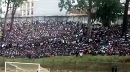 Cảnh sát bị chỉ trích trong vụ giẫm đạp chết chóc ở sân bóng đá Angola