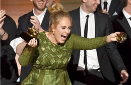 Adele bẻ đôi cúp Grammy để vinh danh Beyoncé