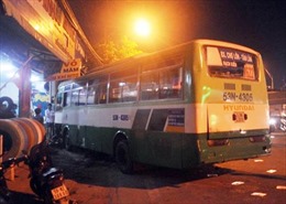 Xe buýt mất lái lao vào nhà dân khiến một người bị thương