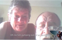 Bố mẹ tá hỏa chứng kiến qua Skype cảnh con nhảy khỏi máy bay 
