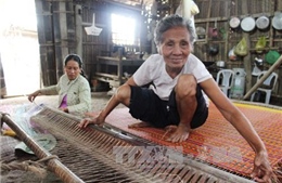 Tâm huyết gìn giữ nghề dệt chiếu của đồng bào Khmer