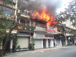 Dập tắt cháy lớn tại phố Bát Đàn, Hà Nội 