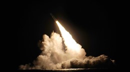 Tàu ngầm Mỹ phóng thử hai quả tên lửa Trident II 