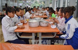 Bữa ăn bán trú giúp học sinh vùng biên yên tâm đến trường 