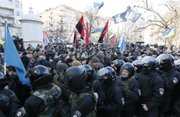 Người biểu tình đụng độ cảnh sát Kiev, hàng chục người bị thương 