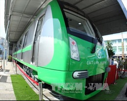 Cẩu lắp đoàn tàu đầu tiên dự án đường sắt đô thị tuyến Cát Linh - Hà Đông