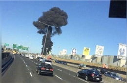 Máy bay rơi trúng trung tâm mua sắm, bốc cháy dữ dội ở Melbourne
