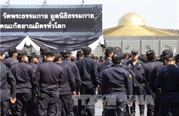 Cảnh sát Thái Lan đối đầu với thành viên giáo phái Dhammakaya