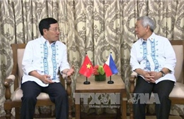 Phó Thủ tướng Phạm Bình Minh gặp Bộ trưởng Ngoại giao Philippines