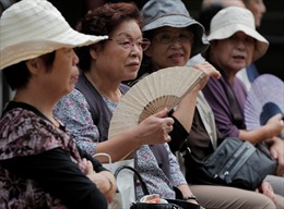 Phụ nữ nhiều nước sẽ sống thọ tới 90 tuổi