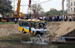 Trục vớt xe buýt lao xuống kênh ở Đà Nẵng