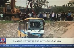 Đà Nẵng: Xe tải tông xe buýt rơi xuống kênh