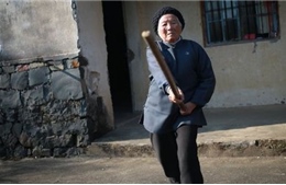 Cụ bà 94 tuổi đấu Kungfu, đánh trường côn vù vù