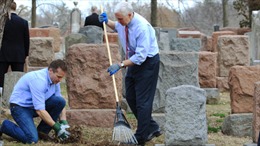 Phó Tổng thống Mỹ dọn dẹp nghĩa trang Do thái bị phá phách