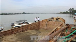 Bắt quả tang vụ bơm hút cát trái phép quy mô lớn trên sông Đồng Nai