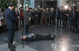 Người đàn ông cầm dao tự sát trước mặt Thị trưởng Seoul