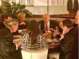 Lần đầu ăn tối bên ngoài, Tổng thống Donald Trump đặt tiệc ở đâu?