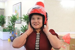 Mũ bảo hiểm khác biệt dành riêng cho phụ nữ dân tộc Thái