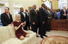 Nữ cố vấn Nhà Trắng thượng cả giày cao gót lên ghế sofa phòng Bầu Dục