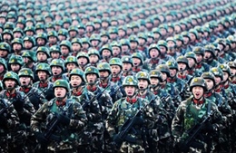 10.000 cảnh sát vũ trang Trung Quốc rầm rập diễu hành tại Tân Cương