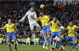 Cristiano Ronaldo cứu Real, Barcelona lên đỉnh La Liga