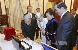 Nhà Vua, Hoàng hậu Nhật Bản mang tặng phẩm gì đến Việt Nam?