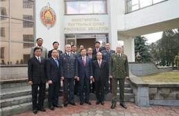 Bộ trưởng Tô Lâm thăm Đại sứ quán Việt Nam tại Belarus