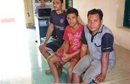 Bàn giao 3 thuyền viên Indonesia và sà lan trôi dạt trên biển
