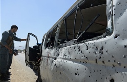Chạy trốn hỗn chiến với Taliban, ô tô cán bom khiến 8 người chết