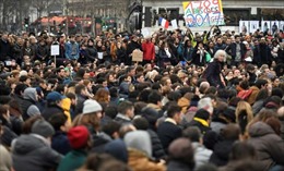 Hàng chục nghìn người đổ về Paris ủng hộ ứng viên Fillon