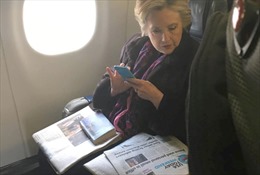 Điều gì khiến bức ảnh bà Clinton đọc báo gây bão?