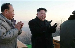 Ông Kim Jong-un phấn khởi xem phóng tên lửa đạn đạo