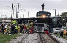 Tàu hỏa lao vào xe buýt ở Mỹ, gần 40 người thương vong