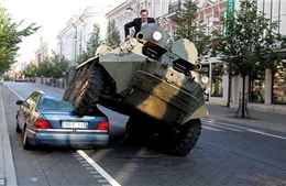 Thị trưởng Lítva lái xe tăng cán bẹp Mercedes S đỗ trái phép
