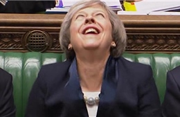 Nữ Thủ tướng Anh ngửa cổ cười sằng sặc trước Hạ viện