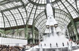 Choáng váng: Chanel phóng tàu vũ trụ trên sàn diễn Paris Fashion Week