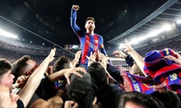 Bạn gái Messi &#39;hết hồn&#39; vì bị fan bao vây