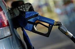 Dầu ngọt nhẹ Mỹ để mất ngưỡng 50 USD/thùng 