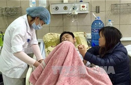 Thêm 7 bệnh nhân ngộ độc methanol vào điều trị tại Bệnh viện Bạch Mai