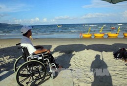 Cựu Thủ tướng Nhật Bản tặng thêm 60 xe lăn cho người khuyết tật Việt Nam 