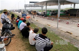 Trên 50 ô tô chặn hai đầu trạm thu phí BOT tại Phú Thọ