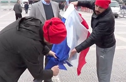 Người biểu tình Thổ Nhĩ Kỳ chống Hà Lan đốt nhầm cờ... Pháp