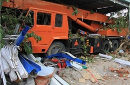 Xe cẩu hơn 50 tấn lật nhào vào nhà dân