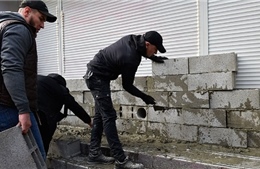 Căng thẳng Nga-Ukraine: Phe cực đoan xây bịt cửa ngân hàng Nga ở Kiev