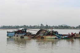 Bắt quả tang 5 ghe khai thác cát trái phép trên sông Đồng Nai