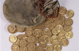 Phát hiện túi tiền vàng cực lớn giấu trong đàn piano hơn 100 năm tuổi